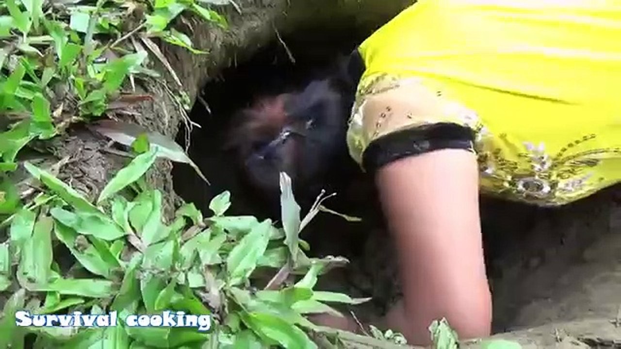 Survival Skills - Dig Deep Mud Hole to Find Fish Meet Catfish - Primitive Life Girl Catch Catfish
