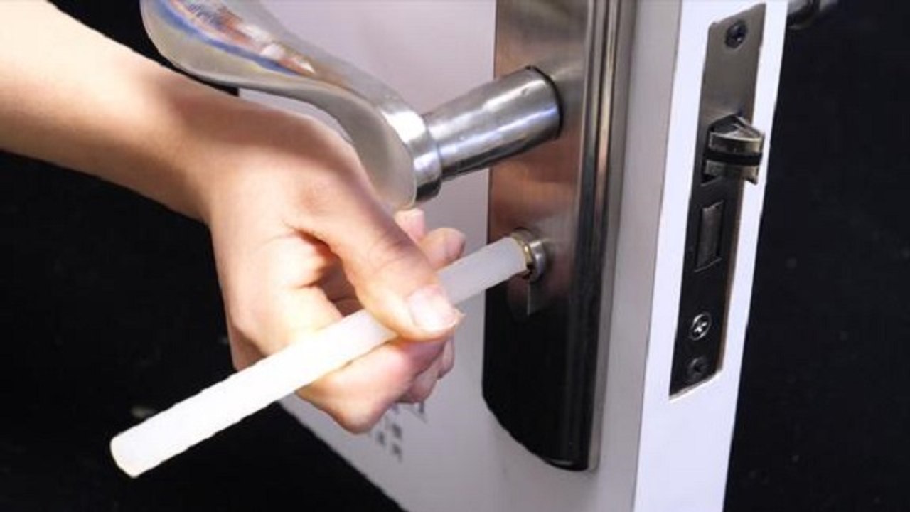【Hot melt glue sticks can also be used like this】今天才知道，把热熔胶棒烧一烧，插到锁孔里，还有这么棒的作用