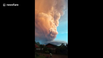 Philippines Taal volcano: Timelapse video shows lightning pierce ash
