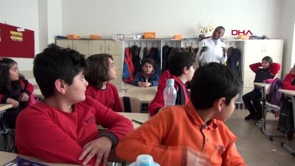 Van'daki okulda görevli ganalı öğretmen ingilizce'yi sevdirdi