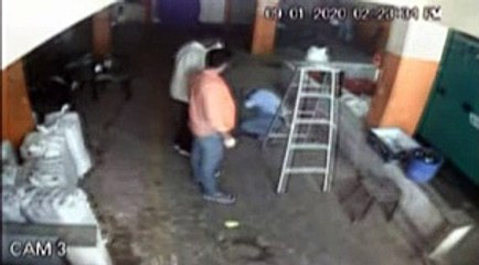 குடிக்க பணம் தராததால்  ஆடிட்டரை வெளுத்து வாங்கிய இளைஞர்கள் - வீடியோ