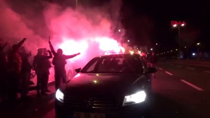 Spor kayserispor teknik direktörü prosinecki'ye meşale ve pastalı karşılama