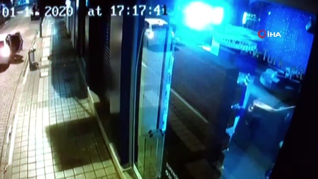 Kar maskeli hırsızlar, kaldırım taşıyla camı kırdı 50 saniyede akıllı telefonları böyle çaldılar