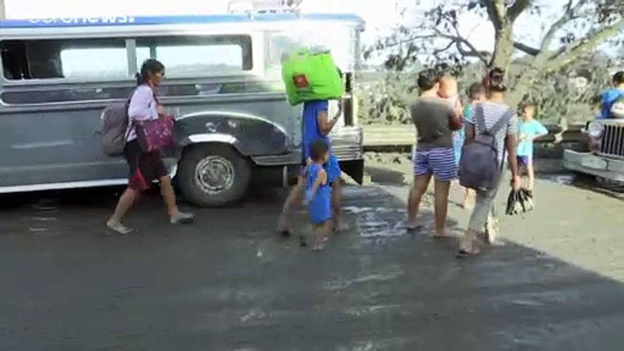 Brodelnder Vulkan zwingt Tausende Menschen zur Flucht