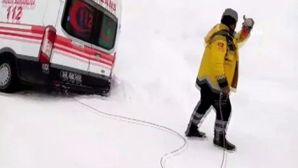 Kurtarmaya giderken kurtarıldı... Kara saplanan ambulansın yardımına iş makineleri yetişti