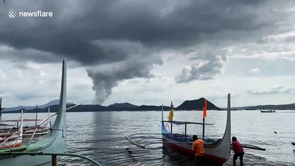 Indonesian traveler records moment Taal volcano starts to erupt