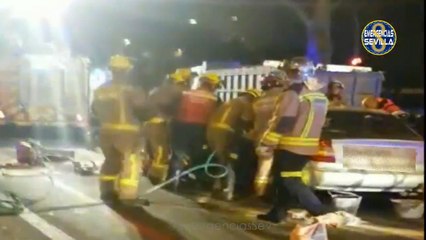 Cinco heridos en un choque entre un camión y un turismo en Sevilla