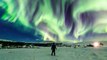 Un phœnix apparaît en plein ciel d'islande pendant une aurore boréale