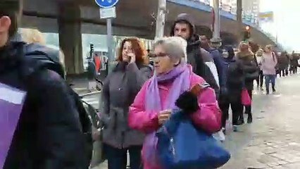 Colas de hasta una hora para coger el servicio especial de bus por el cierre de la línea 4 de Metro