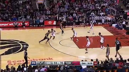 Le poster XXL de DeMar DeRozan sur Chris Boucher