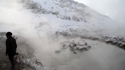 Kar yağışının başlamasıyla fotoğrafçılar Budaklı kaplıcasına akın etti