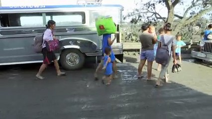 El volcán Taal comienza a escupir lava forzando una evacuación masiva en Filipinas