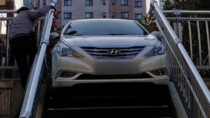 계단에 끼인 음주 운전자...측정거부 체포 / YTN