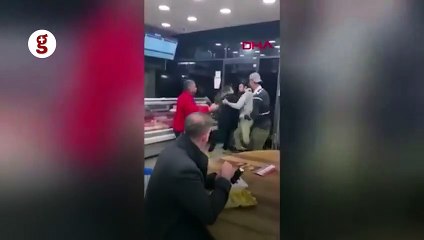 Kavgaya aldırış etmeden kebabını yiyen adam