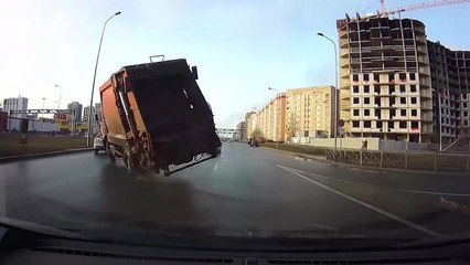 Un camion poubelle se retourne