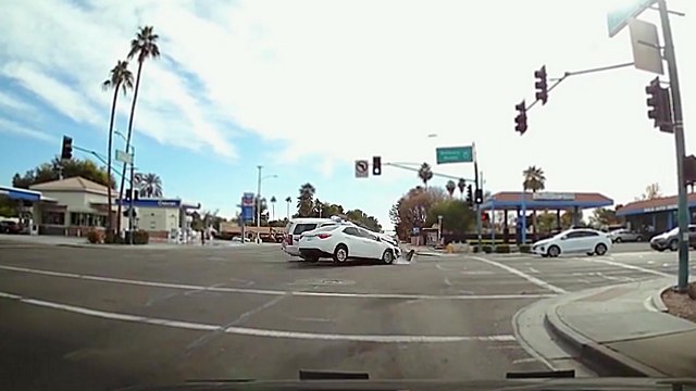 Une voiture de police se fait percuter