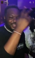 Quand Adebayor est saoul en boîte de nuit, il se met au rap