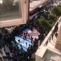 Estudiantes iraníes evitan pisar banderas USA y de Israel pintadas en el suelo en una manifestación antigubernamental