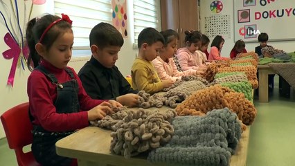 Kocaeli’de çocukların ördüğü atkı, evlat nöbetindeki ailelere teslim edildi
