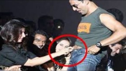 Akshay Kumar & Twinkle Oops Movement in public
