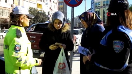Kadın Polisler, kadına şiddete dikkat çekmek için broşür dağıttı