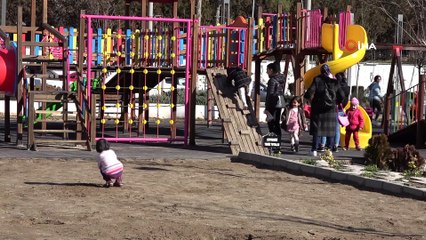 Kışın ortasında güneşin tadını çıkardılar