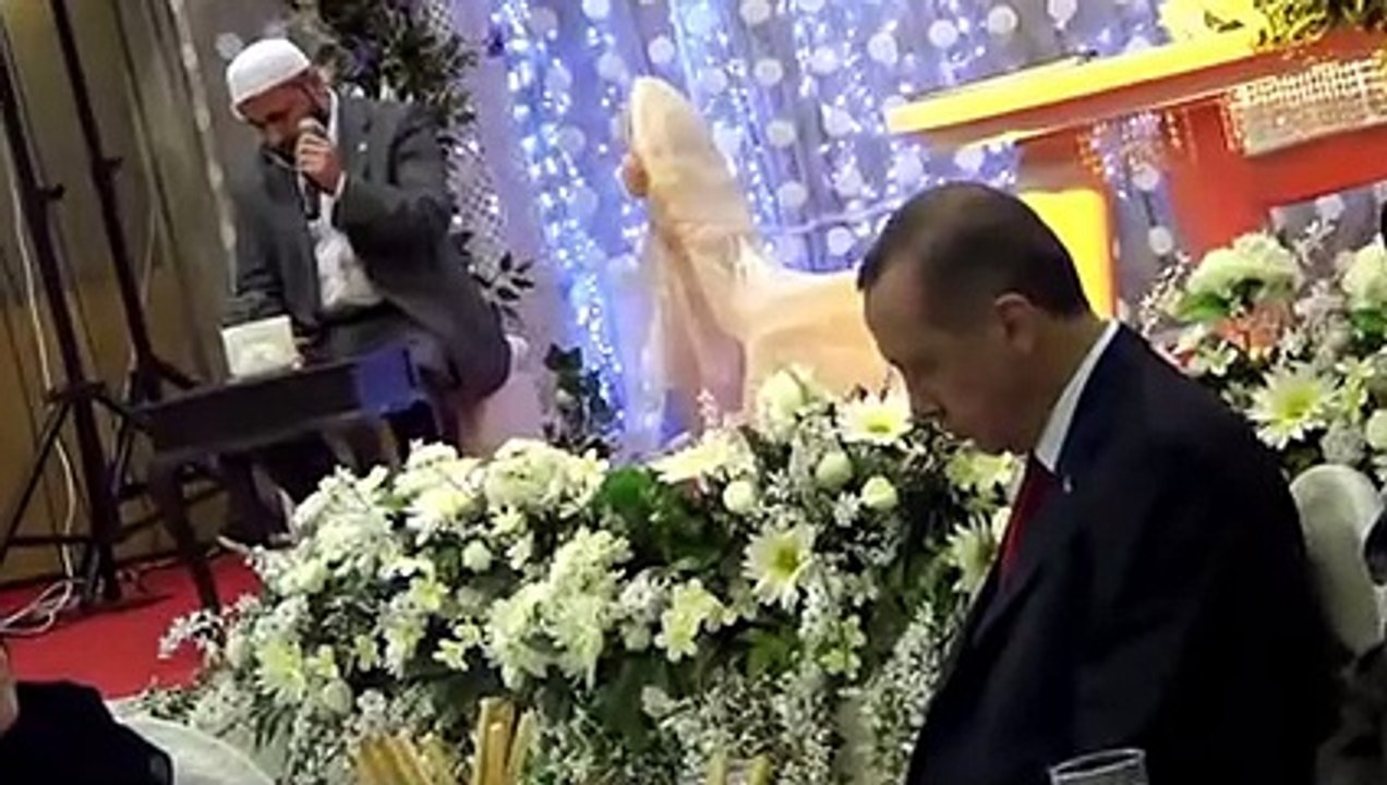 أنظر ماذا فعل أردوغان عندما وجد هذا القارئ أمامه يتلوا القرأن بصوت مذهل