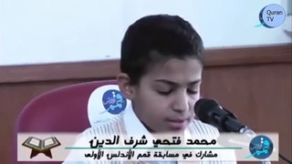 أنظر ماذا حدث ! بکاء الطفل أثناء تلاوة القران ! طفل يقرأ القرآن ثم يبكي مؤثر جداً