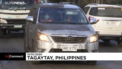 Vulcão expele lava e cinzas perto de Manila