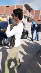 شاهد.. حضن وورد من شاب لفتاة أمام مدرسة بالشرقية.. والإدارة حصل بعد الامتحان