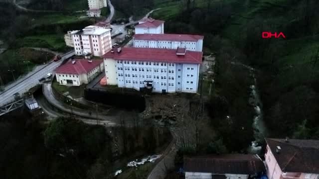 Trabzon tahliye edilen riskli okulun istinat duvarı çöktü-4