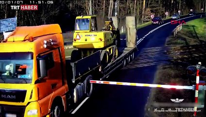 Tren hemzemin geçitte iş makinesi taşıyan tıra çarptı