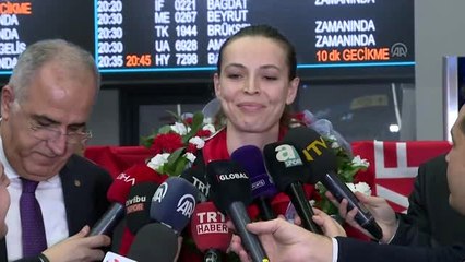 Descargar video: Olimpiyat vizesi alan A Milli Kadın Voleybol Takımı İstanbul'a döndü (2)