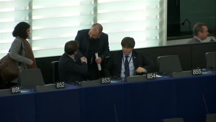 Descargar video: Puigdemont y Comín se estrenan como eurodiputados en el primer pleno del año en Estrasburgo