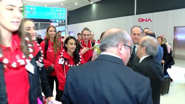 Spor filenin sultanları yurda döndü - ek görüntüler