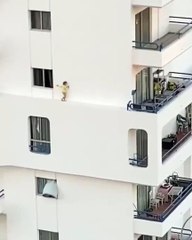 Çocuklarımıza karşı dikkatli olmamızı hatırlatan bir video, annesi başka odadayken evin penceresinden çıkıp ölümle oyun oynayan küçük kız.