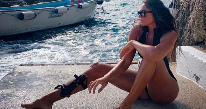 Sosyetik güzel Eda Taşpınar, derin bacak dekolteli pozuyla takipçilerini büyüledi