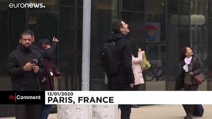 اسپایدر‌من فرانسوی در حمایت از اعتصابگران کشورش از برج توتال بالا رفت