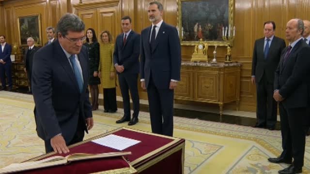 Los nuevos ministros prometen sus cargos sin símbolos religiosos