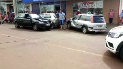 Acidente envolve três veículos na Avenida Papagaios