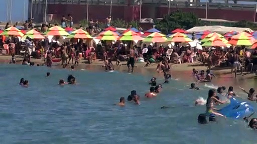 En la playa en Venezuela: alcohol, reguetón y “ningún cambio” en el horizonte