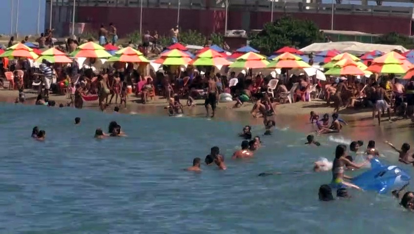 En la playa en Venezuela: alcohol, reguetón y “ningún cambio” en el horizonte