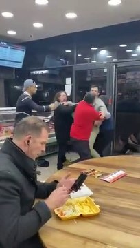 Un homme mange calmement son repas alors qu’une violente altercation éclate dans un restaurant...