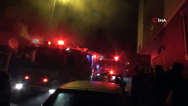 Alev alev yanan çatıyı söndürmek için itfaiye seferber oldu