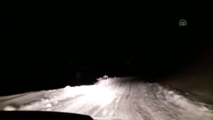 Yolu karla kaplı köyde düşerek yaralanan öğretmen için seferber oldular