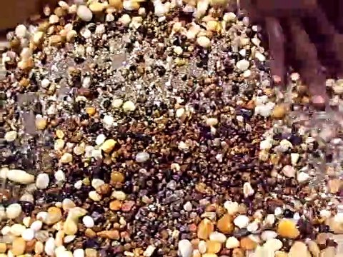 Un chercheur de pierres précieuses découvre un diamant énorme