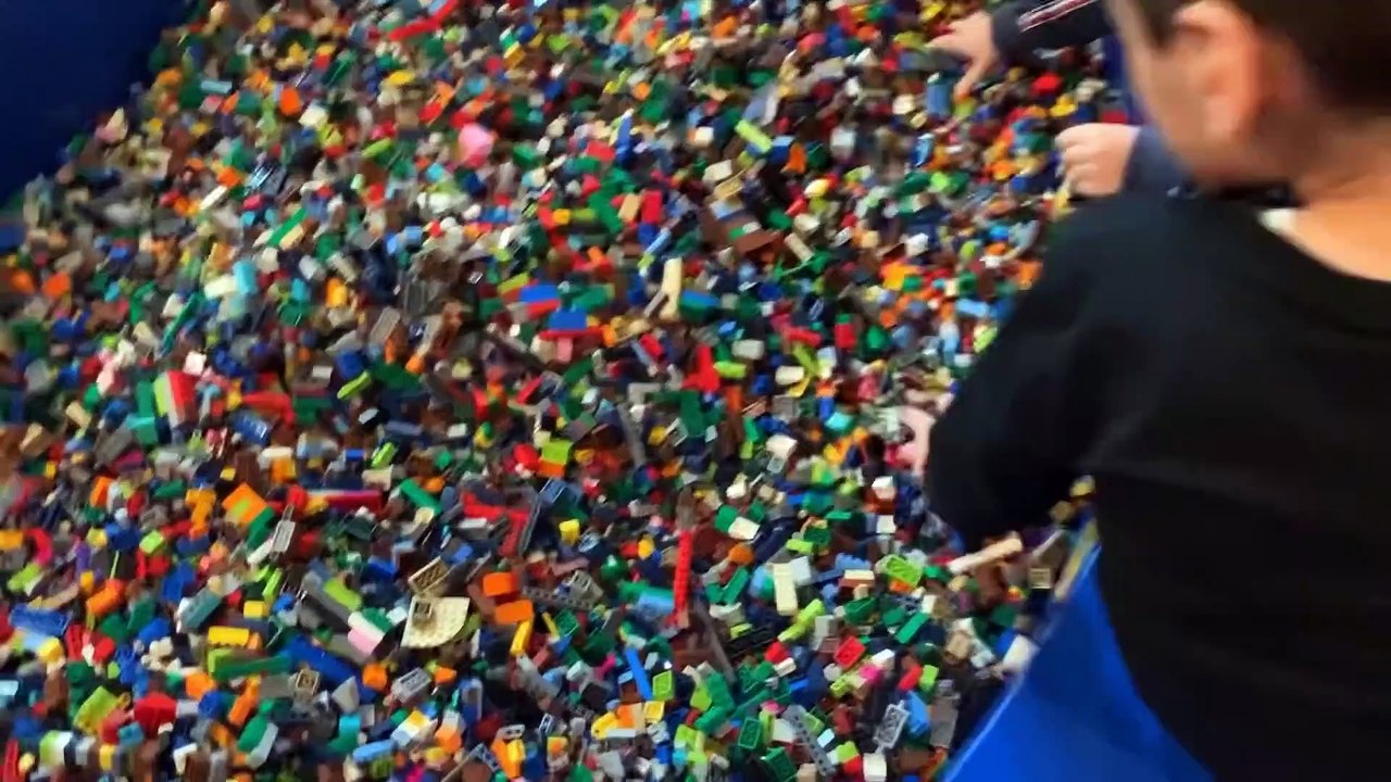 Yusuf ve Enes Legoland’de binlerce legoyla oynadılarAraba yapıp yarış yapıyorlar