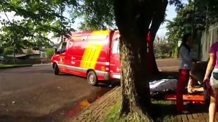 Menino de 8 anos é atendido pelo Siate ao bater bicicleta contra carro