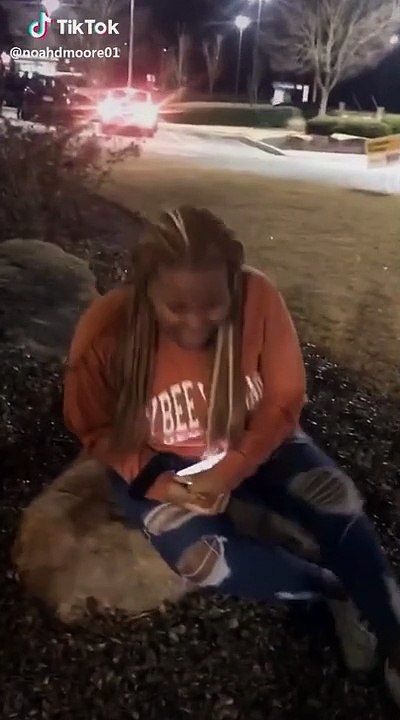 Ecoutez le son de son rire ! Elle rigole comme un cochon