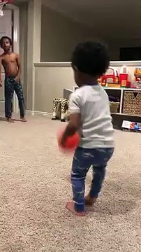 Ce petit marque tous les paniers de basket qu'il tente !